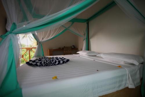 Llit o llits en una habitació de Kiganja
