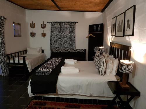 Zwartberg View Mountain Lodge tesisinde bir odada yatak veya yataklar