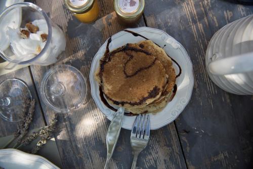 um bolo de chocolate em um prato sobre uma mesa em Opora Country Living em Nafplio