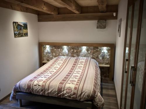 um quarto com uma cama com um cobertor em Gîte Bodenmatt em Muhlbach-sur-Munster