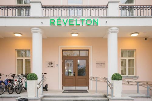 Revelton Suites Tallinn في تالين: واجهة مبنى مع باب دوار