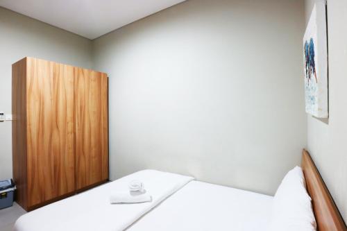 una camera con due letti e una porta in legno di M Pavilion - BSD a Serpong