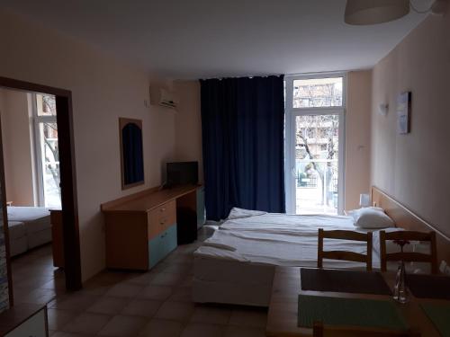 En eller flere senger på et rom på Apart Hotel Ravda