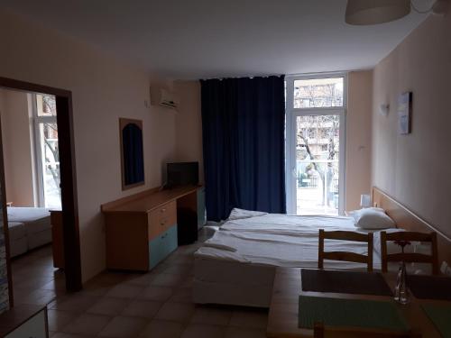 A bed or beds in a room at Apart Hotel Ravda