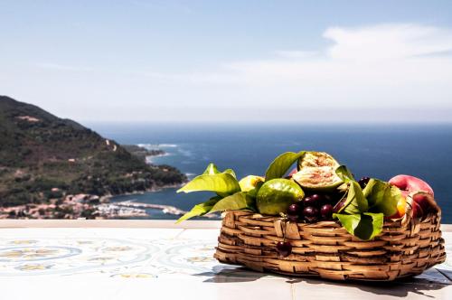 a basket of fruit sitting on top of a table at Residenza D'epoca Tamara in Castellabate