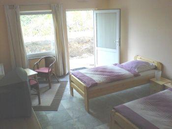 1 Schlafzimmer mit 2 Betten und einem Fenster in der Unterkunft Eckotel H1 in Eckernförde