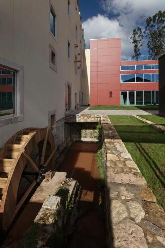 a water canal in front of a building at HD | Duecitânia Design Hotel in Penela
