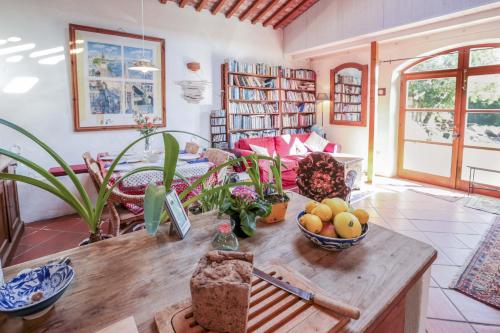 a living room with a table with fruit on it at Casa Violet - Goelba in Portoferraio