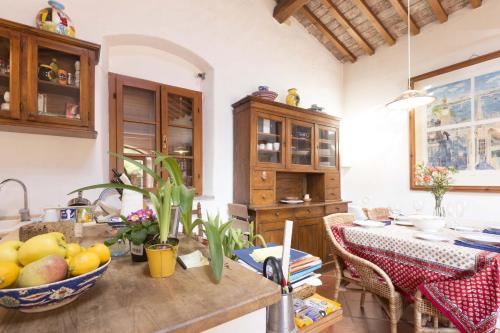 a kitchen with a table with a bowl of fruit on it at Casa Violet - Goelba in Portoferraio