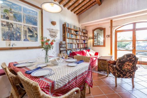 a dining room with a table and chairs at Casa Violet - Goelba in Portoferraio