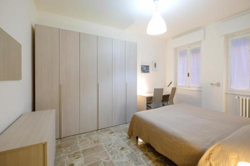 Uma cama ou camas num quarto em The Best Rent - Ripamonti Apartment