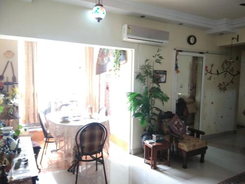un comedor con mesa y sillas en una habitación en Joy's Nest, en Calcuta
