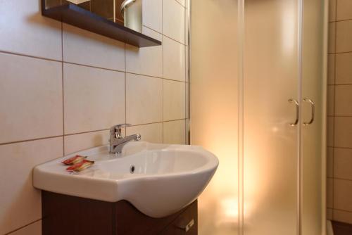 科奇諾比歌的住宿－Elpidis Villa，浴室配有白色水槽和淋浴。