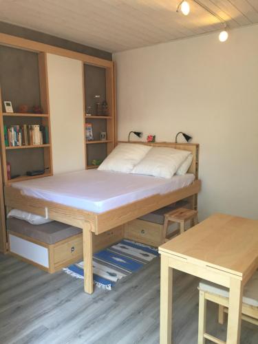 um quarto com uma cama e duas mesas em Chez Régine et Serge em Bandol