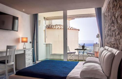 een slaapkamer met een bed en uitzicht op de oceaan bij Residenza D'epoca Tamara in Castellabate