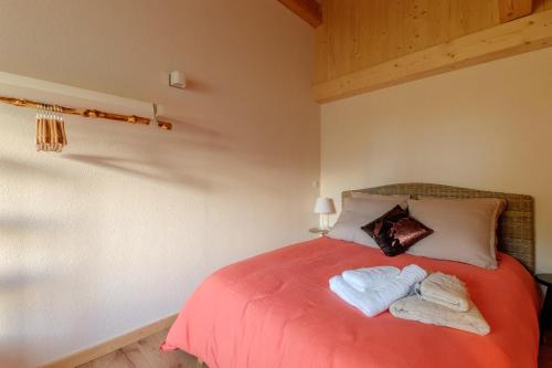 Кровать или кровати в номере Le Chalet de l'Ours Blanc