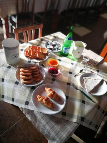 een tafel met borden ontbijtproducten erop bij Agriturismo La Ferrovia in Molfetta