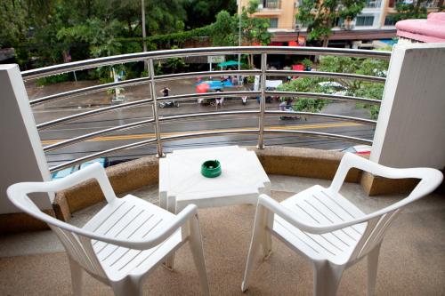 Ein Balkon oder eine Terrasse in der Unterkunft Phranang Place- SHA Extra