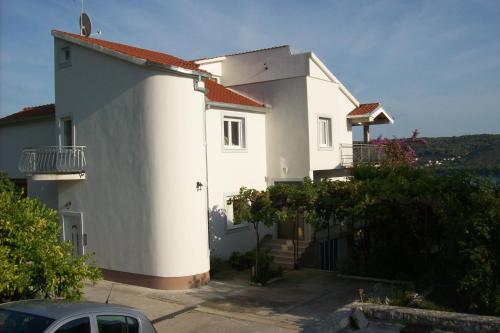 Una casa blanca con un balcón en el lateral. en Villa Roza, en Trogir