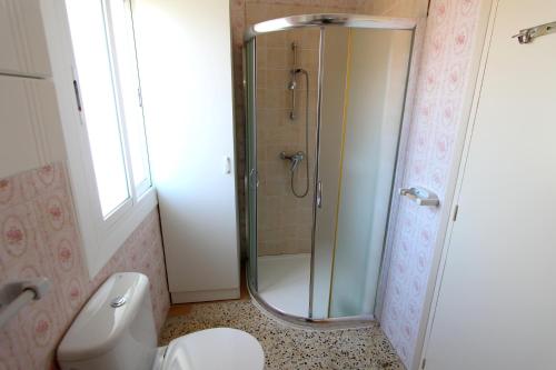 ein Bad mit einer Dusche und einem WC in der Unterkunft LEON INMO Apartment Bellevue - 10487 in Empuriabrava