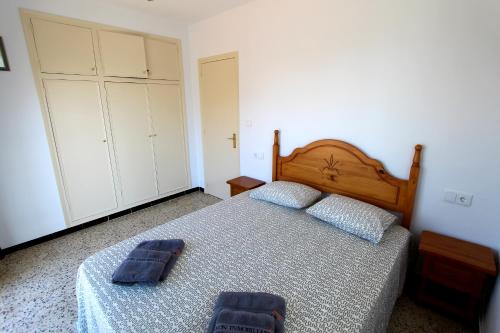 ein Schlafzimmer mit einem Bett mit zwei blauen Handtüchern darauf in der Unterkunft LEON INMO Apartment Bellevue - 10487 in Empuriabrava