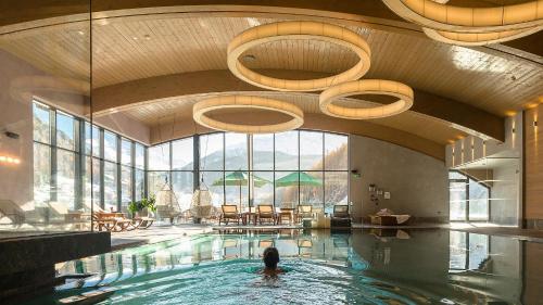 Bazén v ubytovaní Bergland Design- und Wellnesshotel alebo v jeho blízkosti