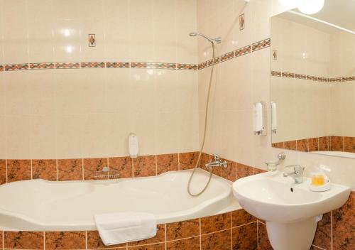 un bagno con vasca e lavandino di Hotel West a Bratislava