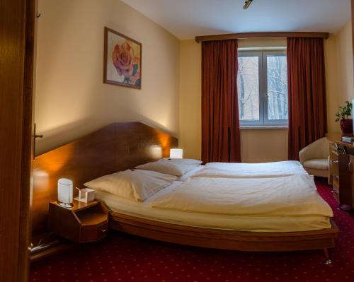 Hotel West tesisinde bir odada yatak veya yataklar