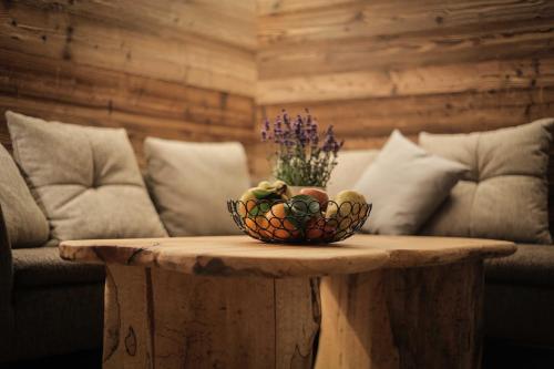 a bowl of fruit on a table with a couch at Dobringers Chalet-Dorf Warös in Hermagor