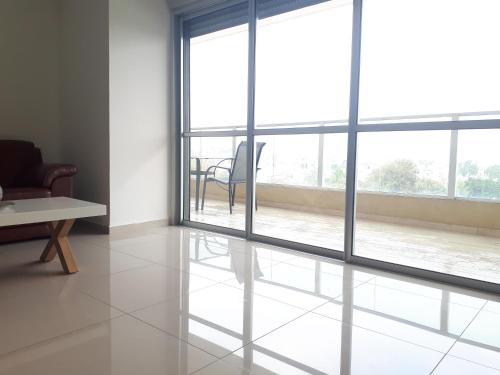 Uma área de estar em Shave Tsion Apartment in the center Ashdod