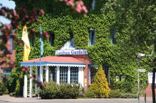 un edificio con un cartello sulla facciata di Ringhotel Gardels a Sankt Michaelisdonn