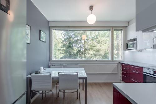 エスポーにある2 room apartment in Tapiolaのキッチン(テーブル、椅子付)、窓