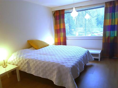 エスポーにある2 room apartment in Tapiolaのベッドルーム(ベッド1台、窓付)