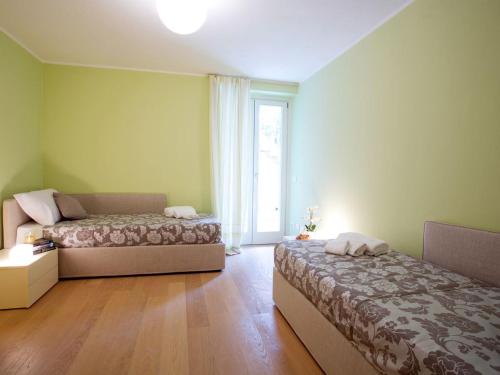 State of the art home suite with 180 degree panoramic lake view, pool and spa sleeping up to 10 guests by Italian Apartmentsにあるベッド