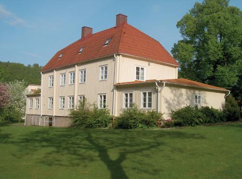 a large white house with a red roof at Huskvarna Hotell & Vandrarhem in Huskvarna