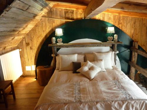 una camera da letto con un grande letto con una parete verde di Tana Della Volpe a Sestriere