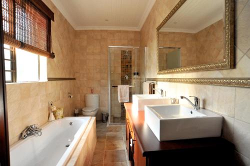 Ένα μπάνιο στο Sunset Manor Guest House