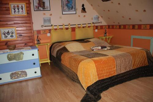 1 dormitorio con 1 cama y vestidor en Une Chambre D'Hote Yvetot, en Yvetot