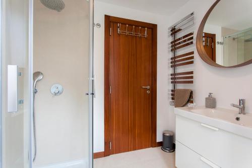 Bathroom sa bairro alto view point 3 bedrooms chalet