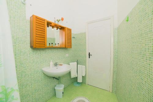 łazienka z umywalką i lustrem w obiekcie B&B Bouganville w mieście Tramonti
