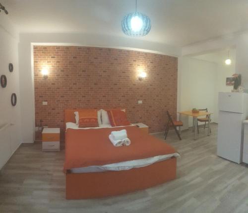 ブカレストにあるPensiune Spital Fundeniのベッドとレンガの壁がある寝室