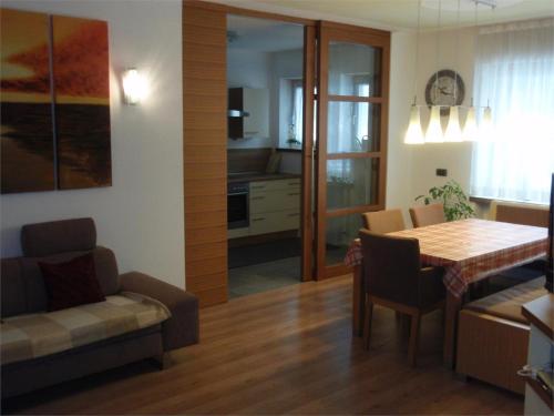 eine Küche und ein Esszimmer mit einem Tisch und einem Sofa in der Unterkunft Klaus Luttach in Luttach