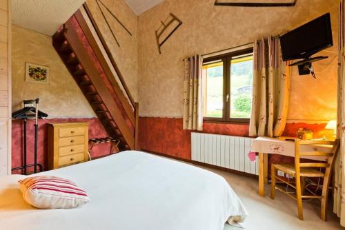 Tempat tidur dalam kamar di La Boule de Neige