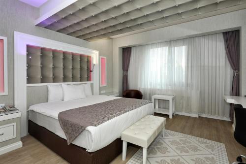 Un pat sau paturi într-o cameră la Seckin Hotel