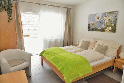 Кровать или кровати в номере Penzion a Restaurace Pintovka