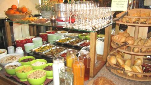 un buffet con diversi tipi di cibo in esposizione di Allgäuer Kräuteralm a Oberstaufen