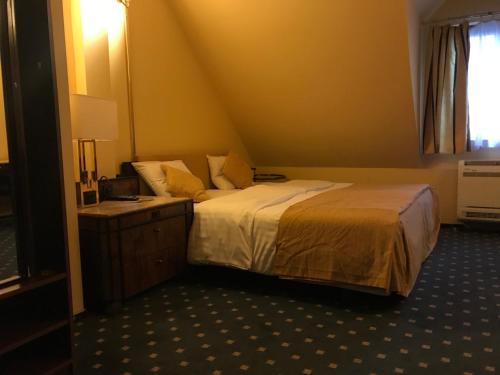 Ένα ή περισσότερα κρεβάτια σε δωμάτιο στο Hotel Podzamcze