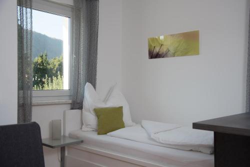Sofá blanco sentado en una habitación con ventana en Das Eberhart, en Köflach
