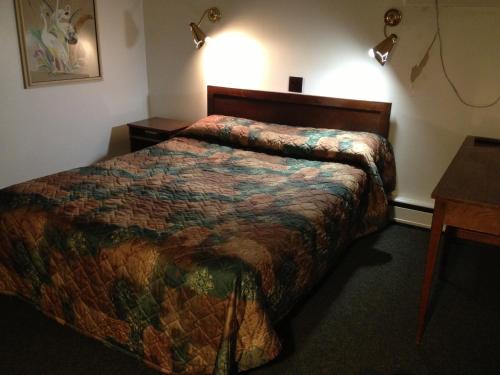 En eller flere senge i et værelse på Pleasant Manor Motel