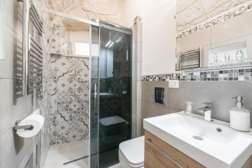 bagno con lavandino, doccia e servizi igienici di San Nicola Old Town Apartment a Bari